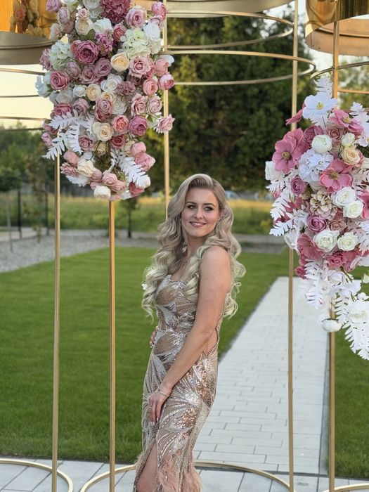 Шикарне вечірнє плаття, вдягала 1 раз в ідеальному стані. Фото вживу та заміри надам.