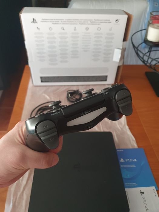 PlayStation 4 + Controller and Game64737812079106122