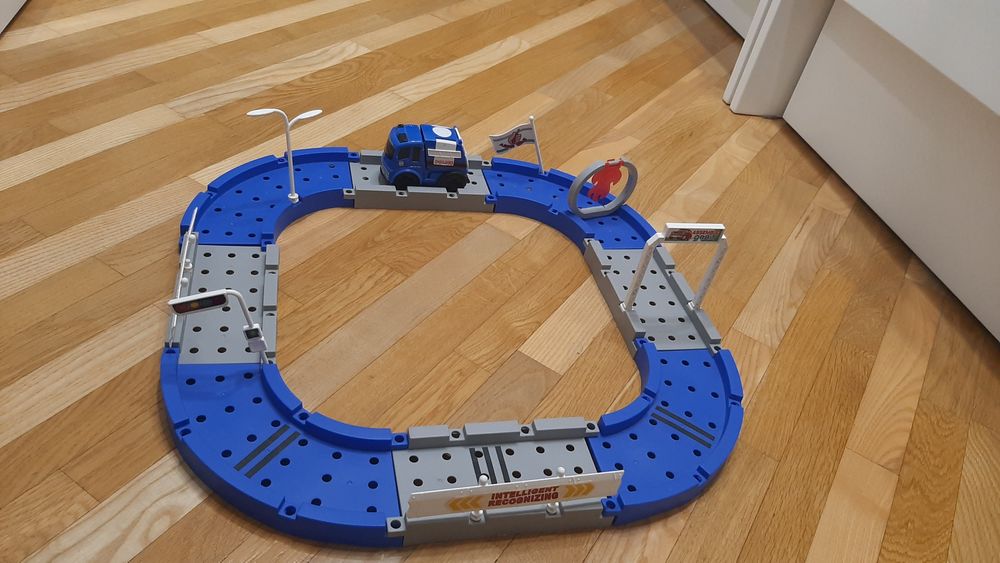 Дорога, трек з машинкою, яка їздить.