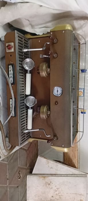 винтажная профессиональная двухгруппная кофемашина марки Elektra.