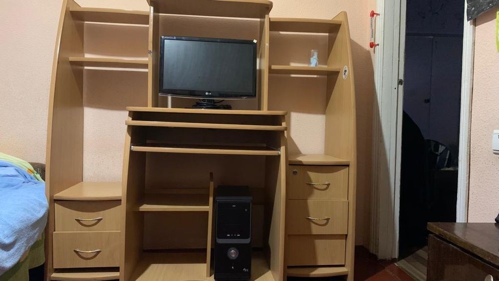 Комп'ютерний стіл