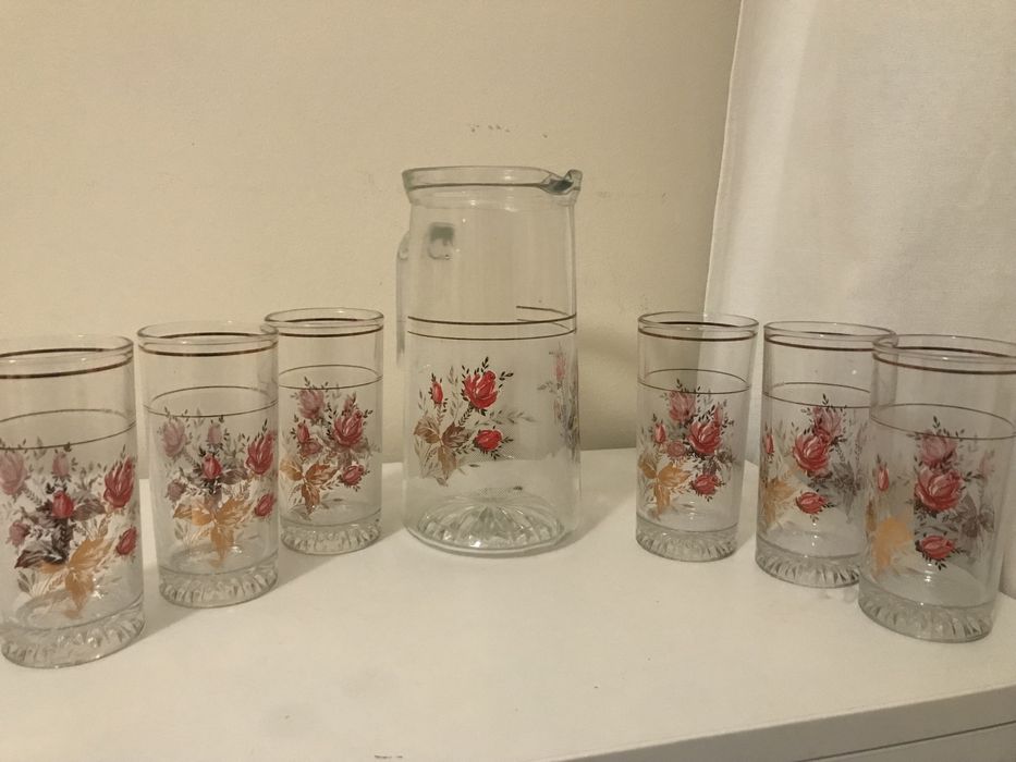 Conjunto de copos e jarro