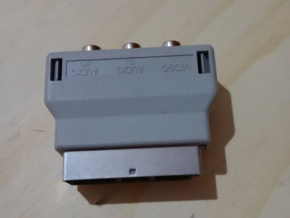 Adaptador SCART para conectar consolas de jogos antigas