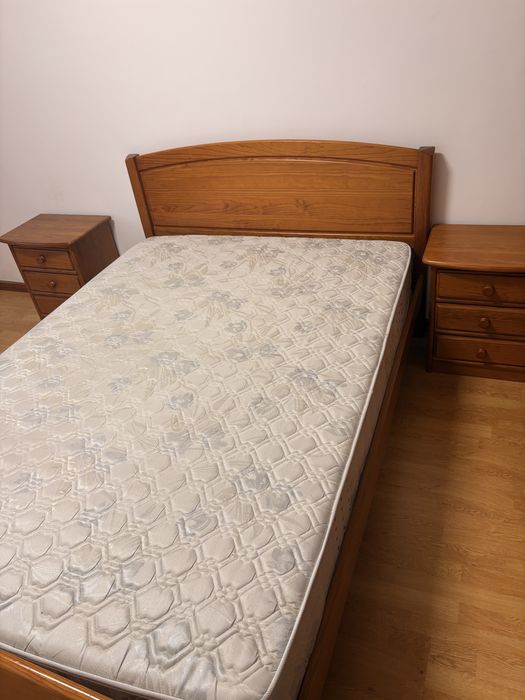 Cama, colchão e mesinhas de cabeceira