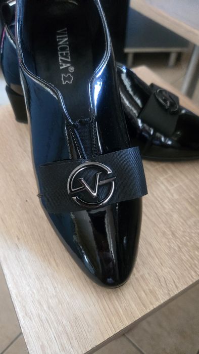 Buty lakierowana czarne z ozdobna elosa