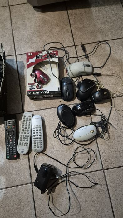 Pudełko elektroniki – kable, ładowarki, myszki, piloty, słuchawki