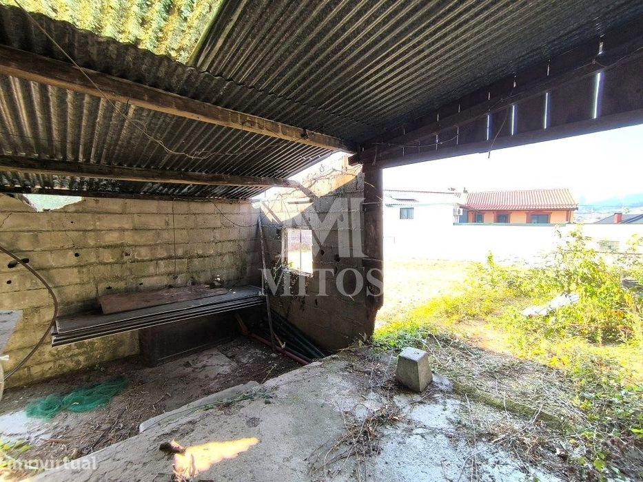 Moradia térrea para restaurar em zona privilegiada de Barroselas