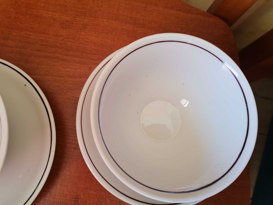 Dwie bulionówki z podstawkami