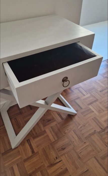 Mesinha/mesa de cabeceira em madeira maciça