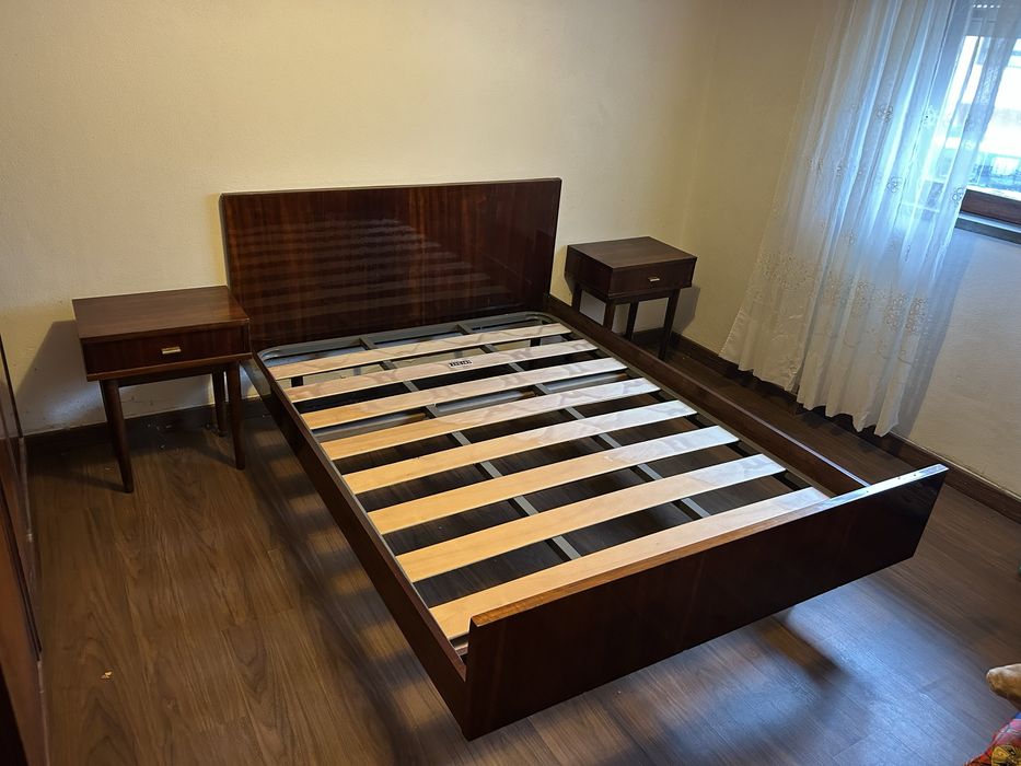 Estrutura da cama + 2 mesas de cabeceira