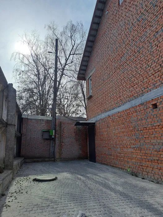 Продам двоповерховий будинок в центрі міста.