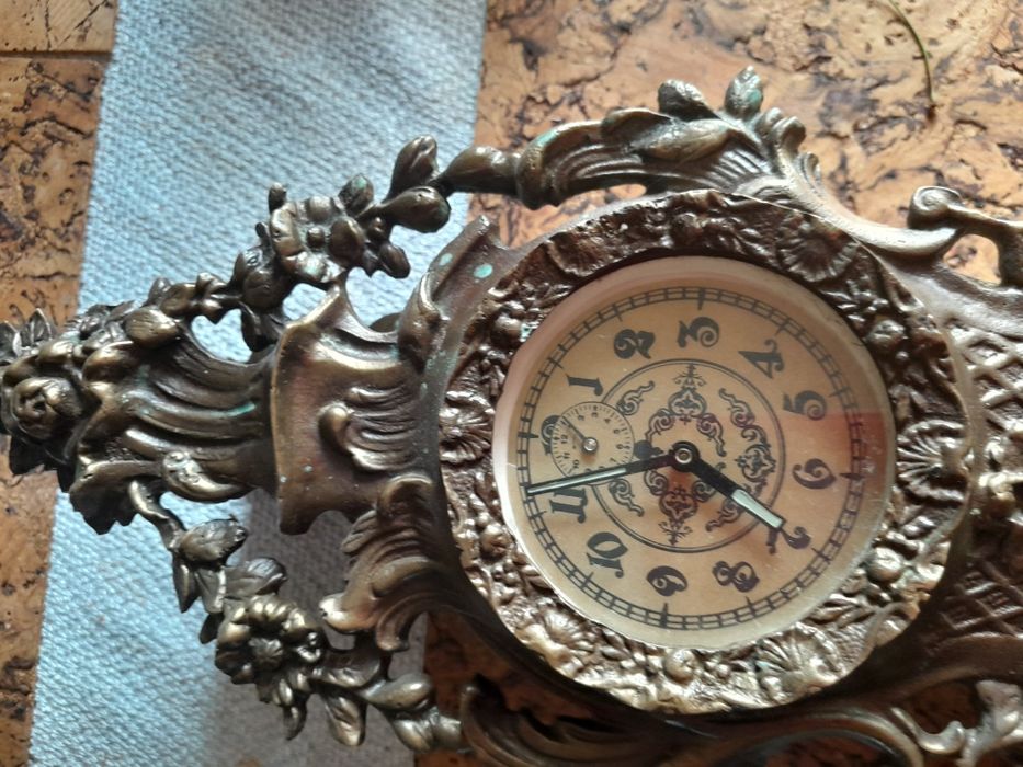 Stary zegar nakręcany z mosiadzu