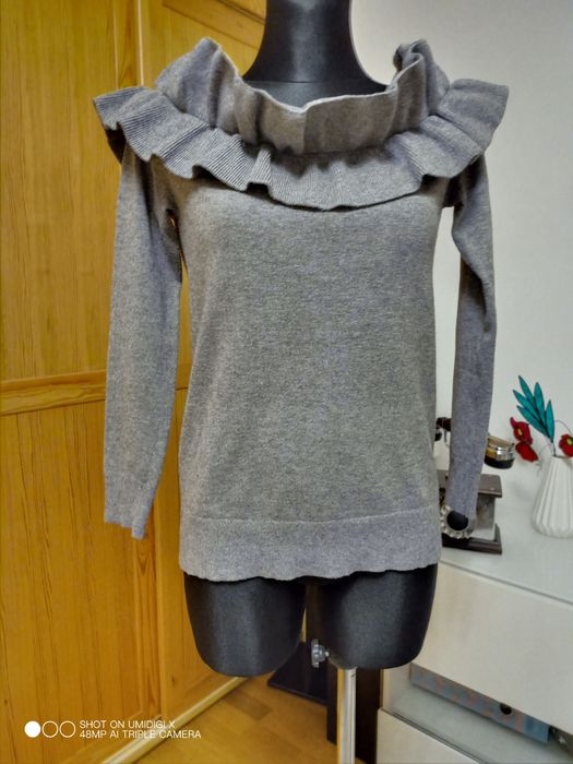 Sweter z falbaną
