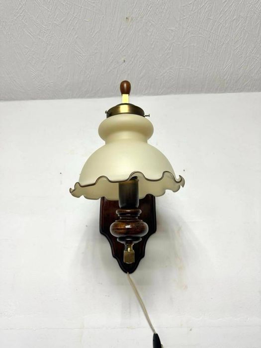 Настінний світильник бра бронза дерево опалове скло 7599