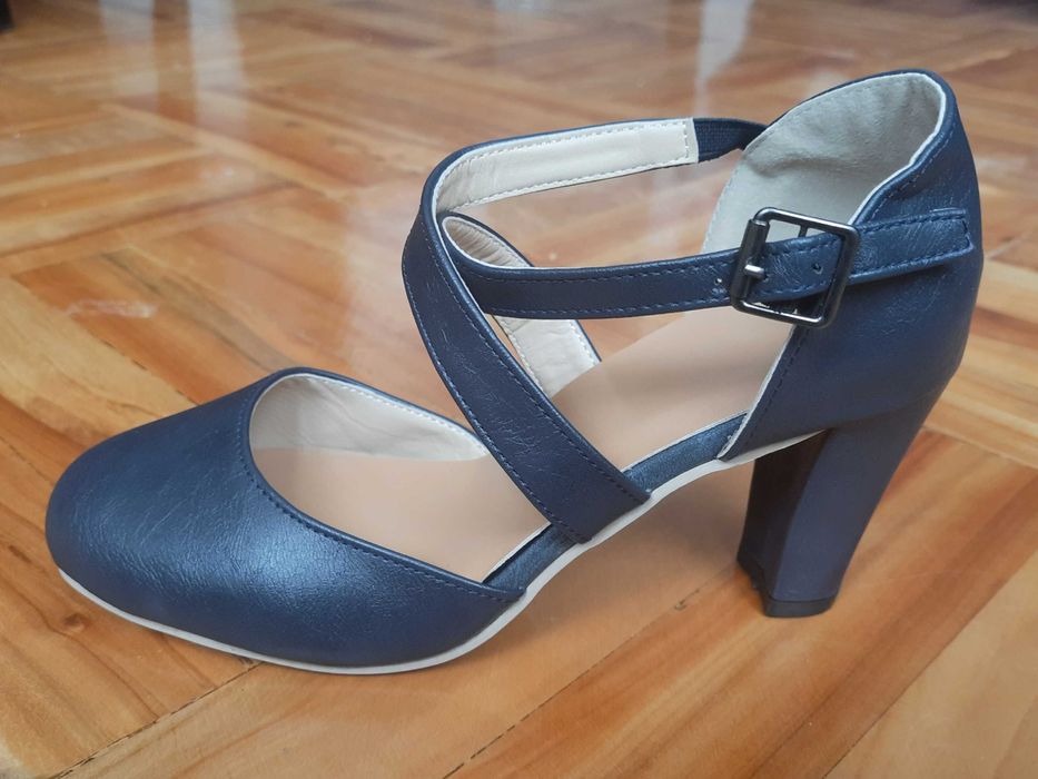 Buty damskie granatowe na obcasie nowe