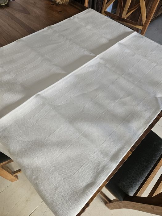 Biały lniany obrus kwadrat klasyczny