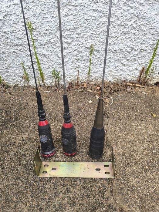 Várias antenas para CB marca Santiago e suporte para CB Presidente.