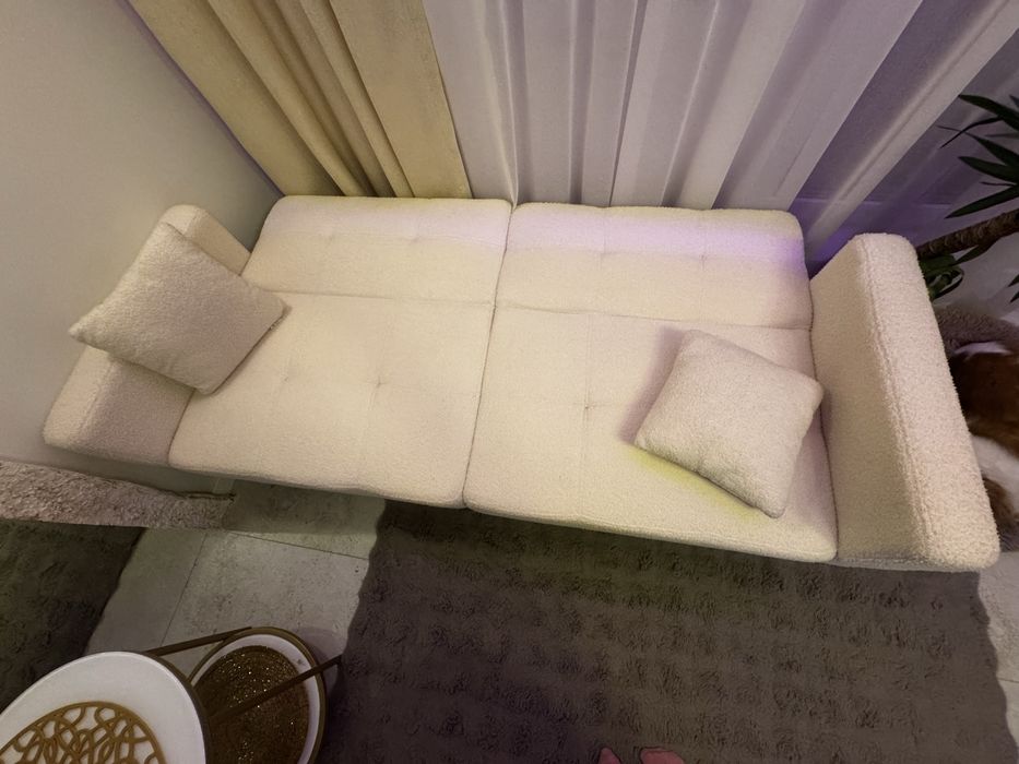 Przepiekna sofa w kolorze białym z funkcją spania