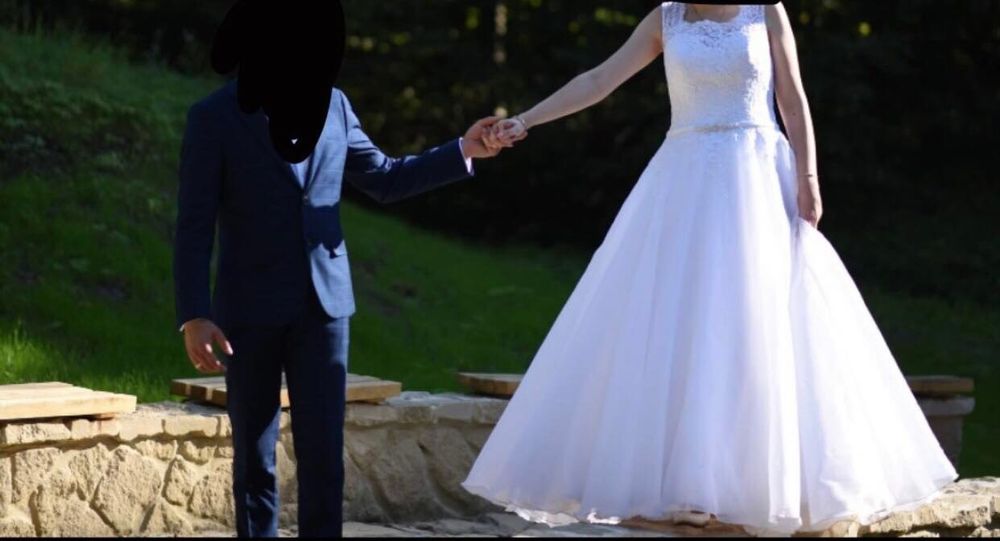 Piekna suknia ślubna r. 42(XL)