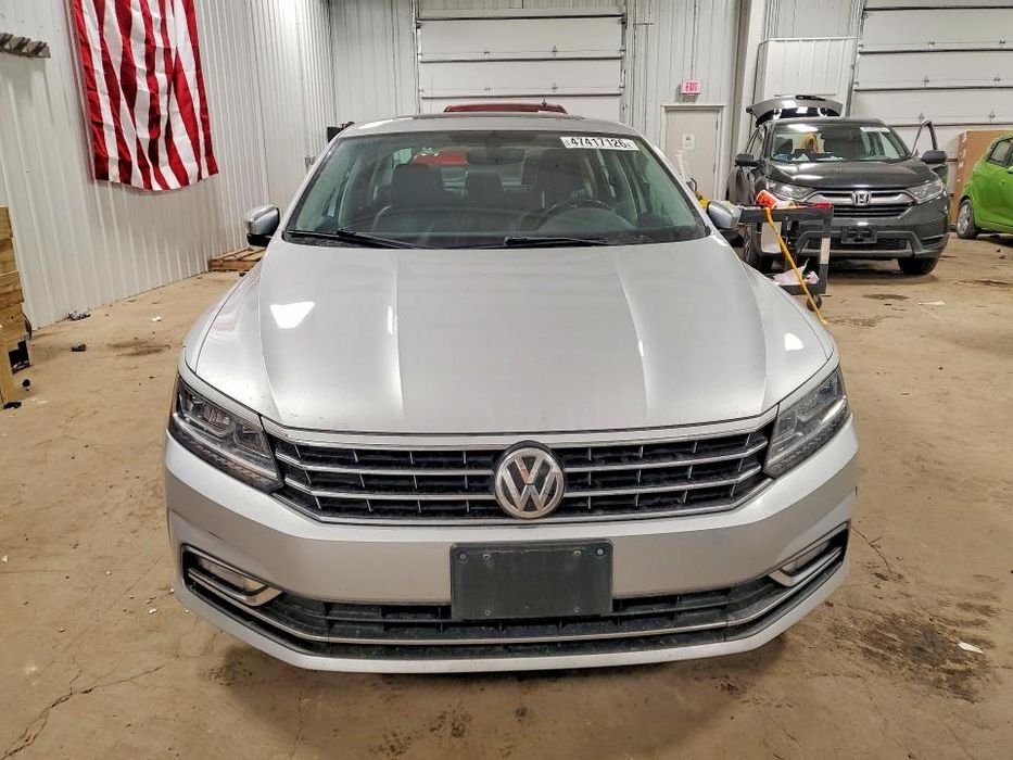 Декоративна кришка двигуна Volkswagen Passat 2.0 TSI 17-23 рік.