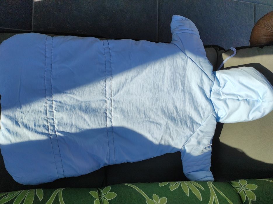 Błękitny niebieski ocieplany kombinezon zimowy do wózka dla niemowlaka