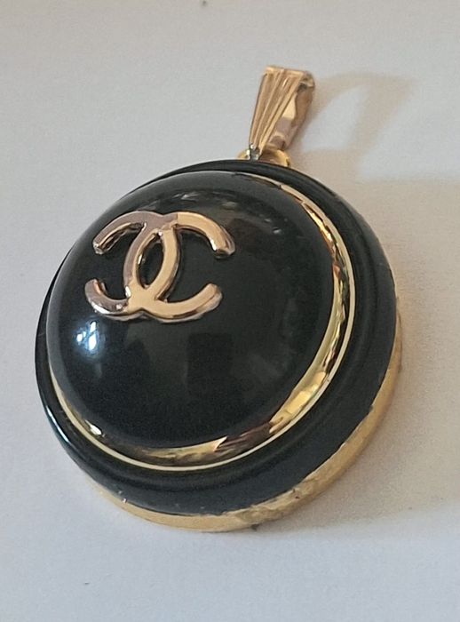Elegancka logowana zawieszka, duza