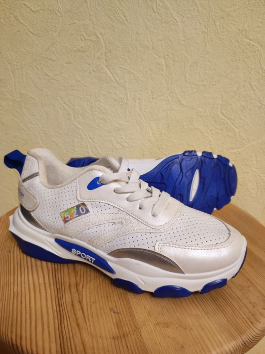 Жіночі кросівки нові