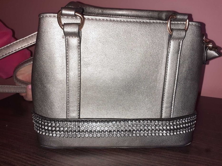 Torebka srebrna w kolorze metalicznym srebrnym