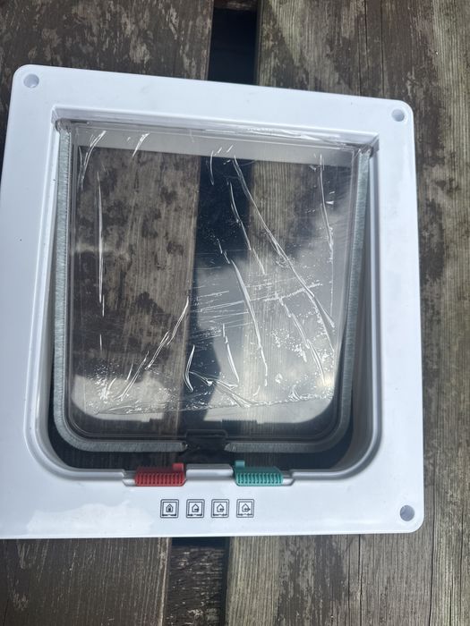 Drzwiczki wahadlowe dla kota biale