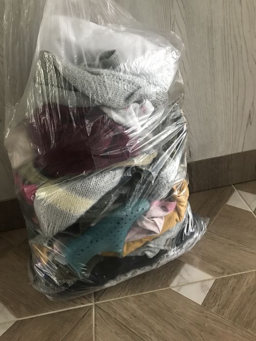 Віддам безкоштовно одяг на дівчинку і хлопчика