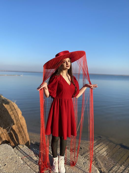 Червоний оксамитовий капелюх з бахромою для фотосесій ручної роботи