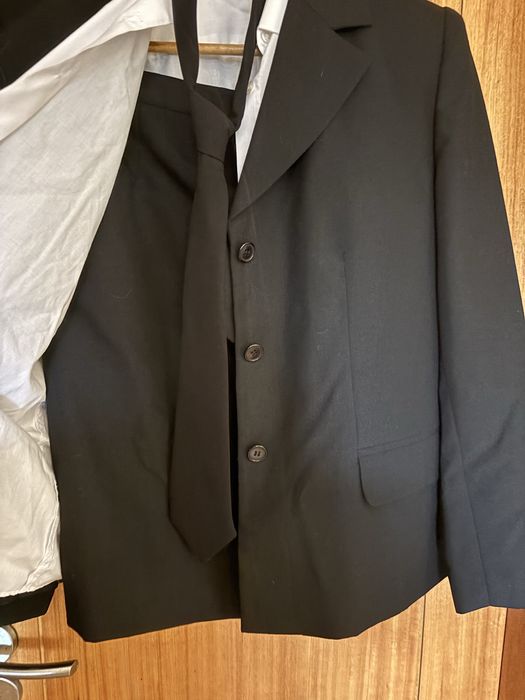 Traje Academico feminino: casaco, saia, camisa, gravata