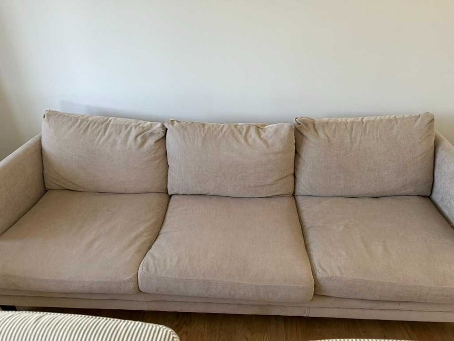 Sofá Bege Claro (da Área) – muito confortável (3 lugares)