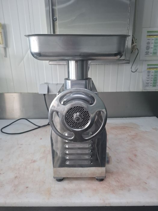 Máquina de picar industrial,  Maquina de hambúrgueres e uma mesa de talho