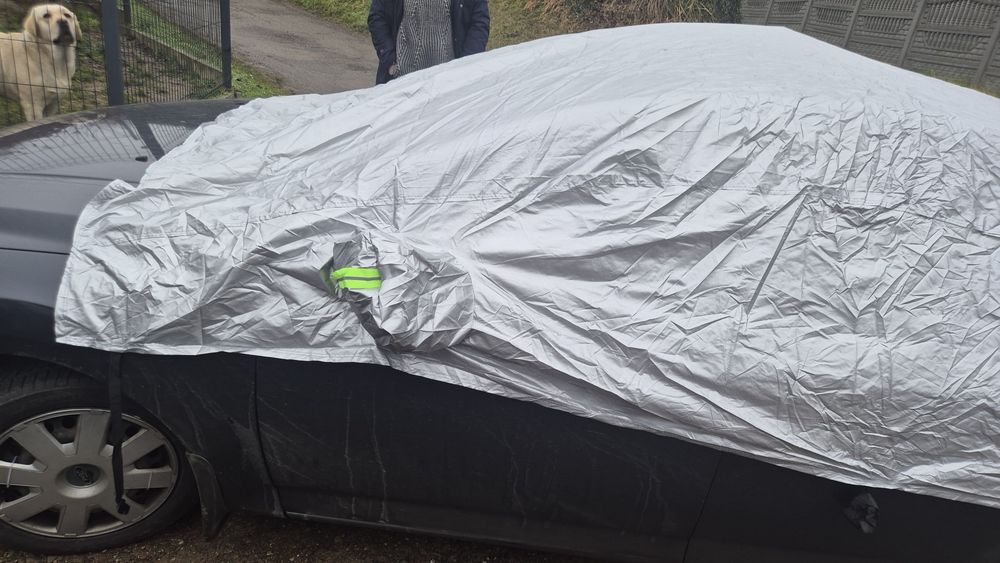 Pokrowiec chroń swój samochód przed śniegiem, deszczem oraz słońcem