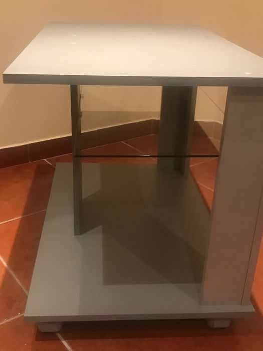 Móvel de TV cinzento com rodas