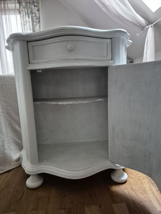 Stylizowana szafka nocna w stylu shabby chic