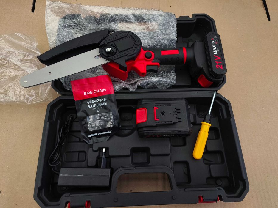 Mini motosserra c/ 2 baterias + 2 serras