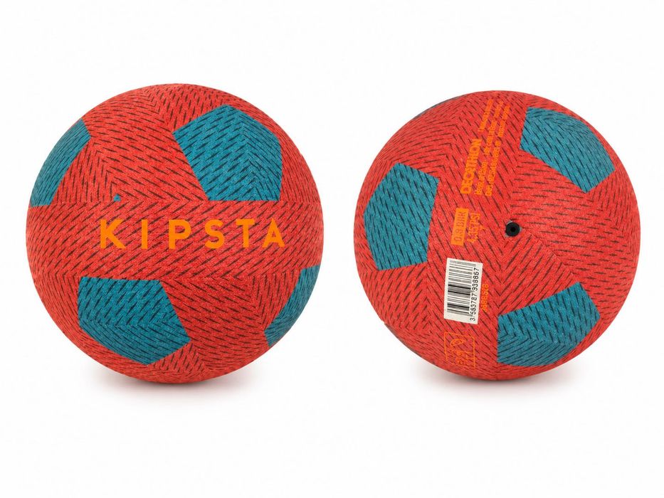 Piłka nożna Kipsta Decathlon – czerwona z niebieskimi panelami.