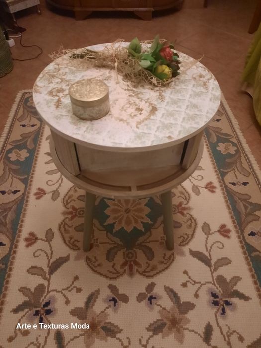 Mesa de apoio, restauraurada de novo