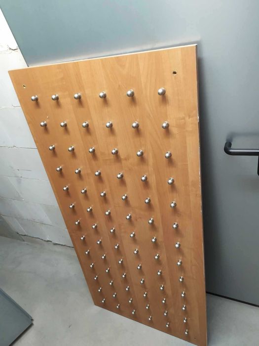 ciekawy wieszak 70x140 z dużą ilością haczyków (76 sztuk), stan bdb