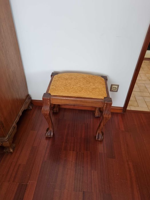 Toucador com espelho e banco amarelo