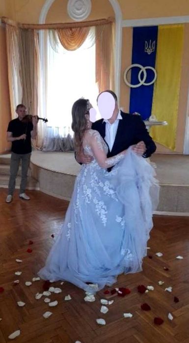 Блакитна весільна сукня зі шлейфом.Сукня для фотосесії.
