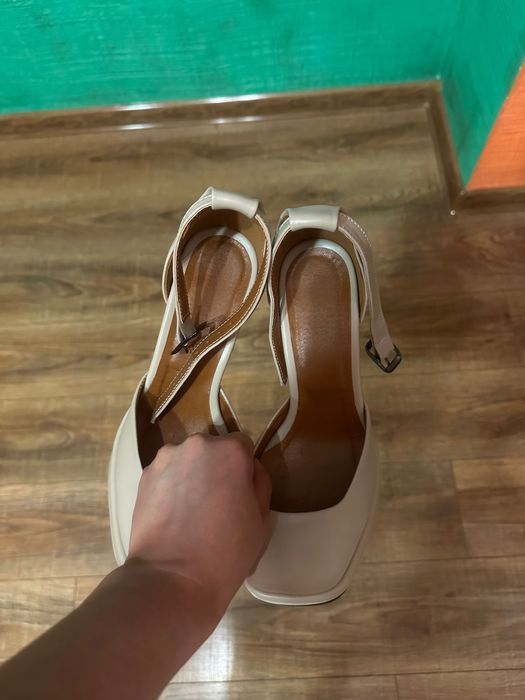 Бежеві босоніжки з натуральної шкіри 37 розміру