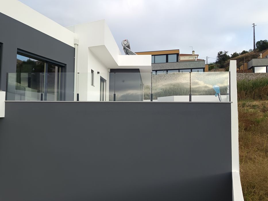 Guardas e Vedações em Vidro – Elegância, Amplitude e Segurança Total!