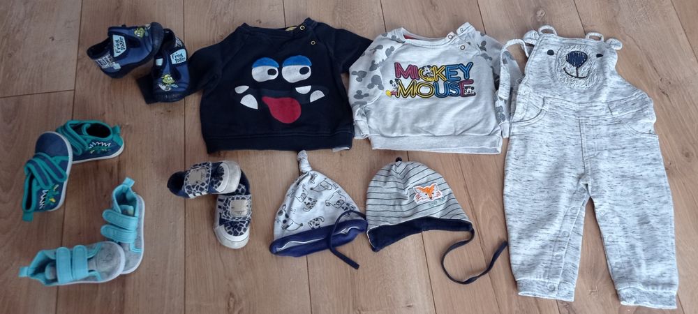 Zestaw dla chłopca 74: bluzy, spodnie, czapki i buty: adidas, kapcie.