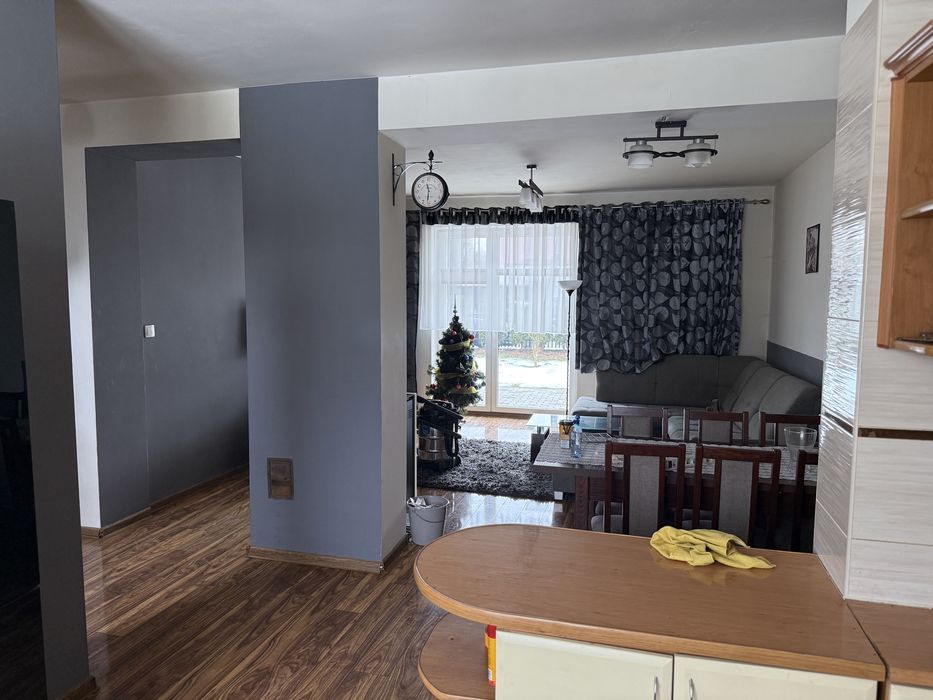 Komfortowy Dom z Budynkiem Gospodarczym