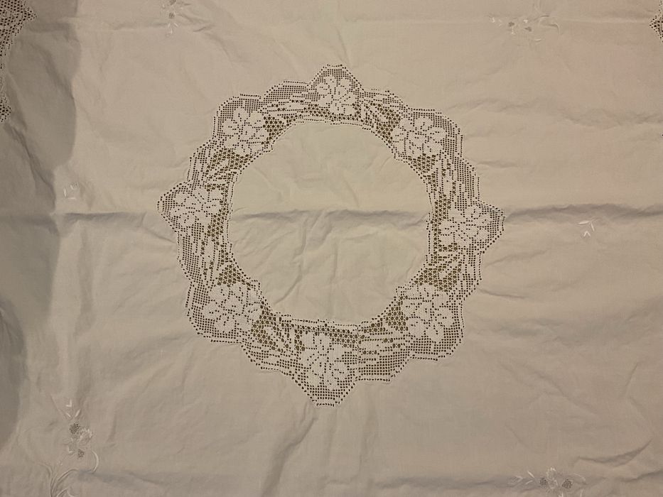 Toalha linho antiga bordada e cercadura em renda 150 x 160 cm aprox.