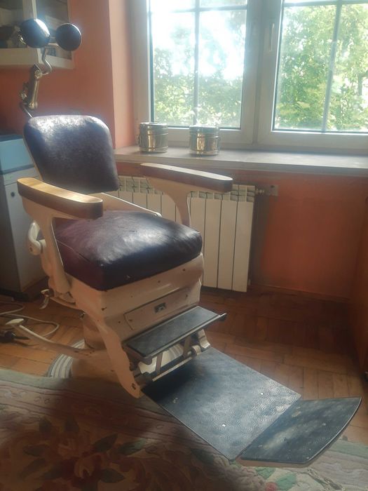 Fotel dentystyczny i inne akcesoria dentystyczne