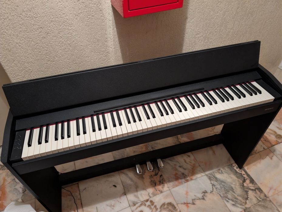 Piano Roland F 107